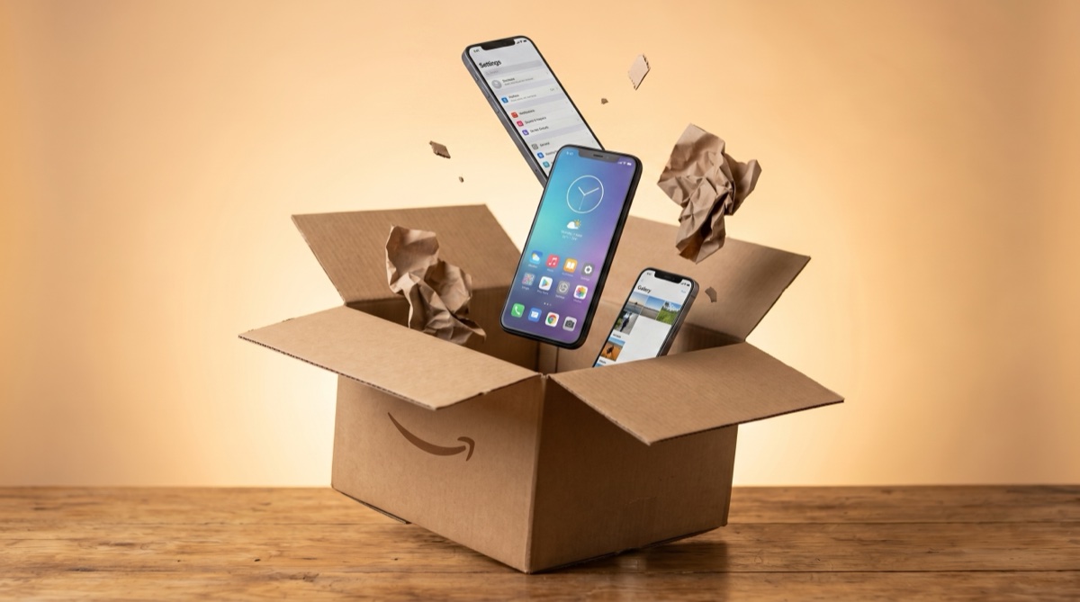 Uma caixa de entrega de papelão aberta com vários smartphones modernos, telas ligadas, saindo dela e suspensos no ar, sobre fundo âmbar