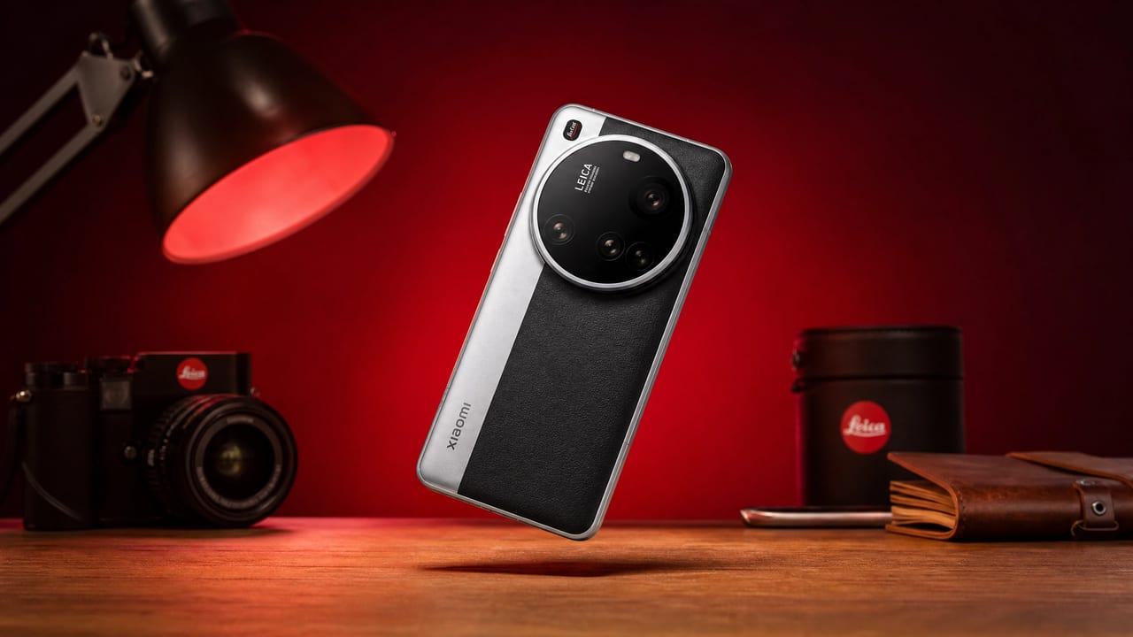 Xiaomi 15 Ultra em destaque sobre fundo vermelho profundo — review completo do flagship